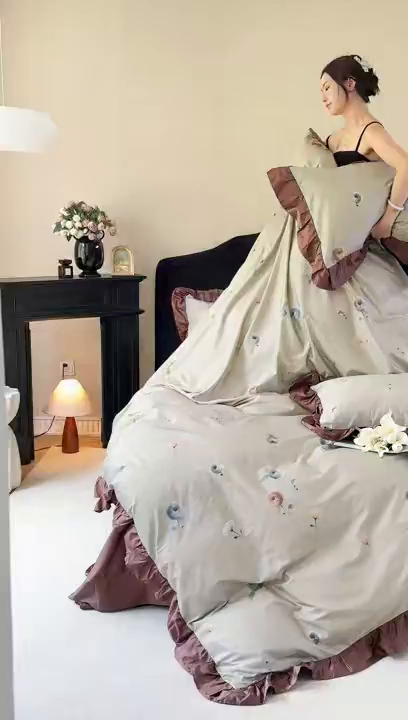 91家纺网 家纺一手货源 找家纺 由丽家纺 2025新款法式全棉贡缎花边款数码印花四件套（控价券后299起） 艾恩瑟-绿