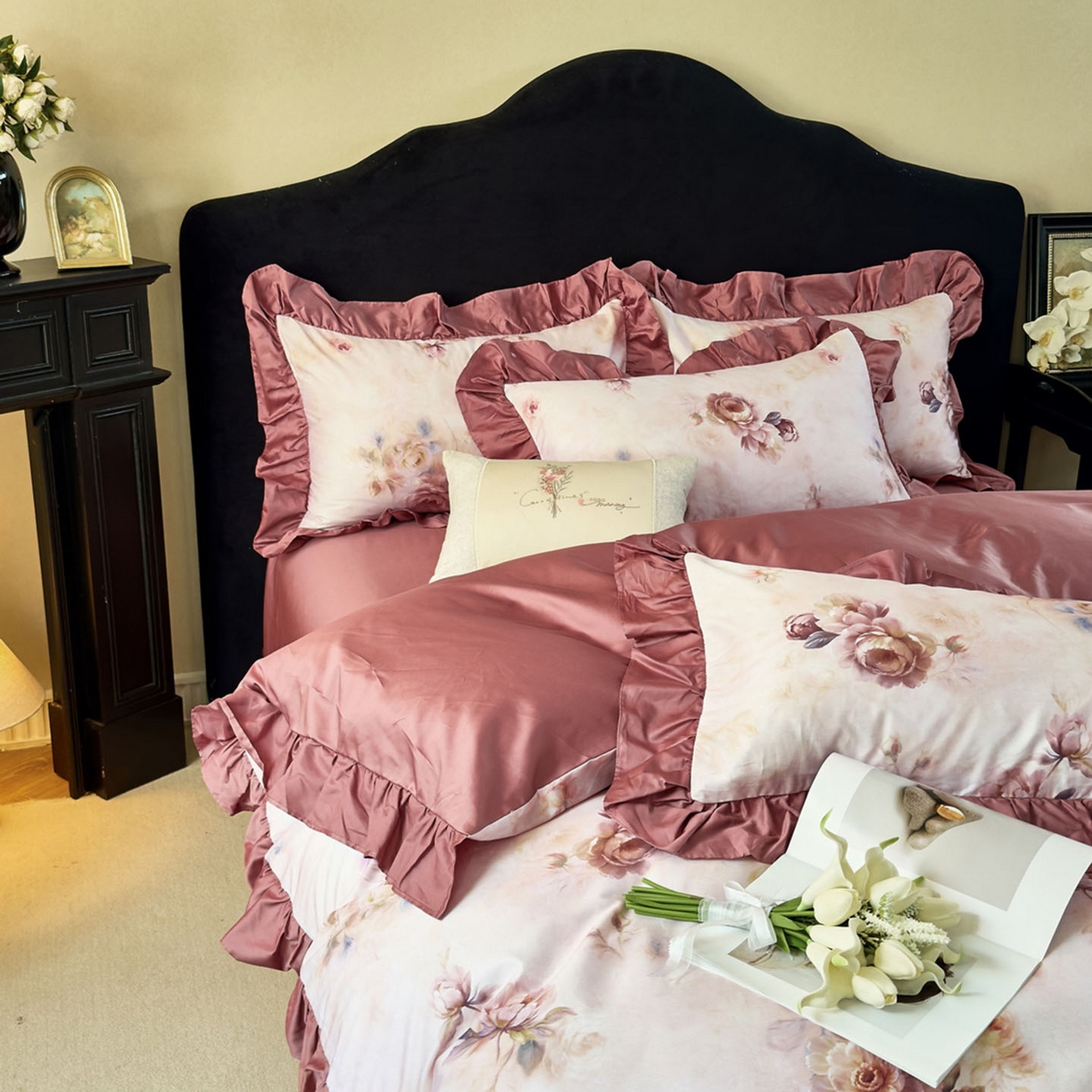 91家纺网 家纺一手货源 找家纺 由丽家纺 2025新款法式全棉贡缎花边款数码印花四件套（控价券后299起） 槿薇-红