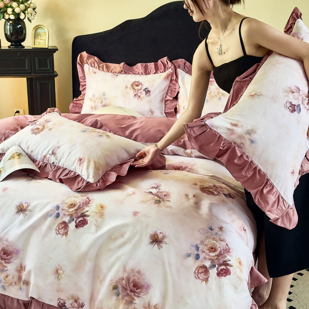 91家纺网 家纺一手货源 找家纺 由丽家纺 2025新款法式全棉贡缎花边款数码印花四件套（控价券后299起） 槿薇-红