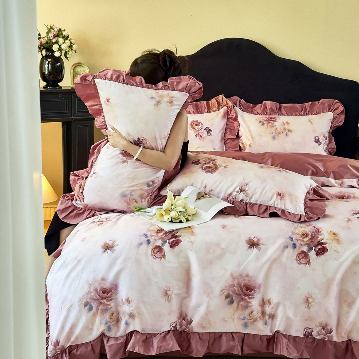 91家纺网 家纺一手货源 找家纺 由丽家纺 2025新款法式全棉贡缎花边款数码印花四件套（控价券后299起） 槿薇-红