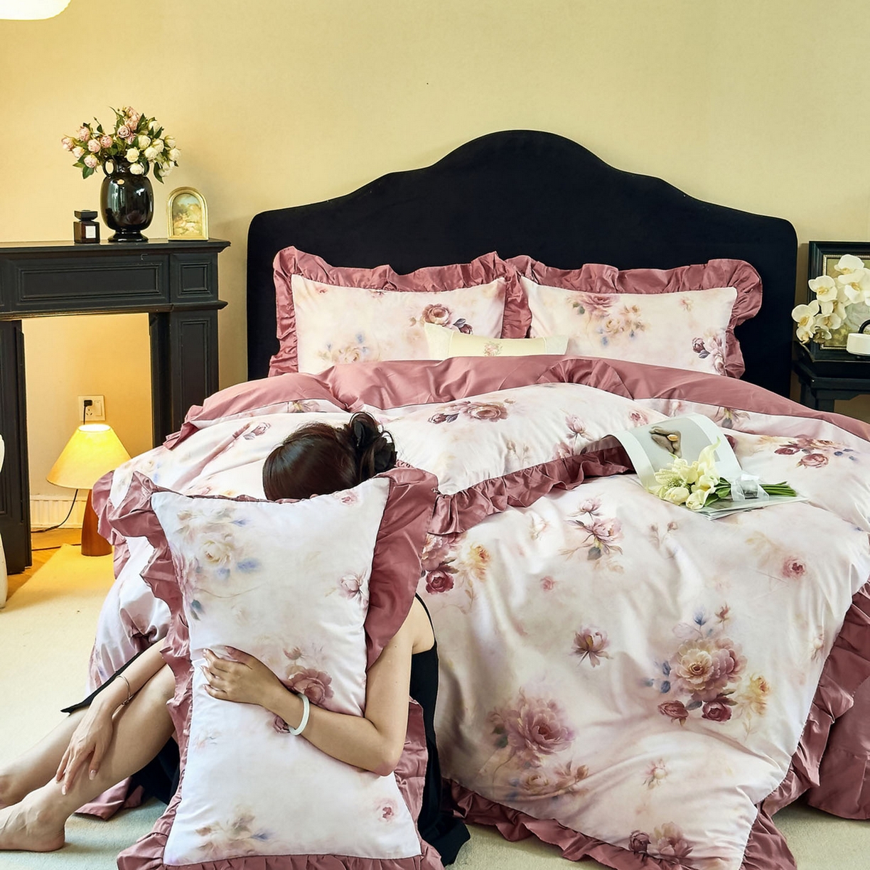 91家纺网 家纺一手货源 找家纺 由丽家纺 2025新款法式全棉贡缎花边款数码印花四件套（控价券后299起） 槿薇-红