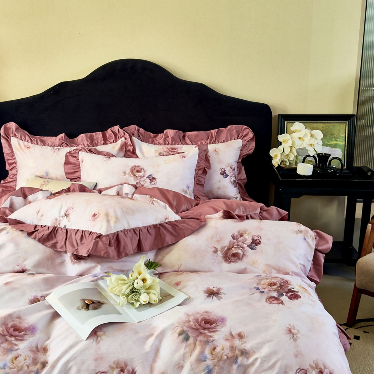 91家纺网 家纺一手货源 找家纺 由丽家纺 2025新款法式全棉贡缎花边款数码印花四件套（控价券后299起） 槿薇-红