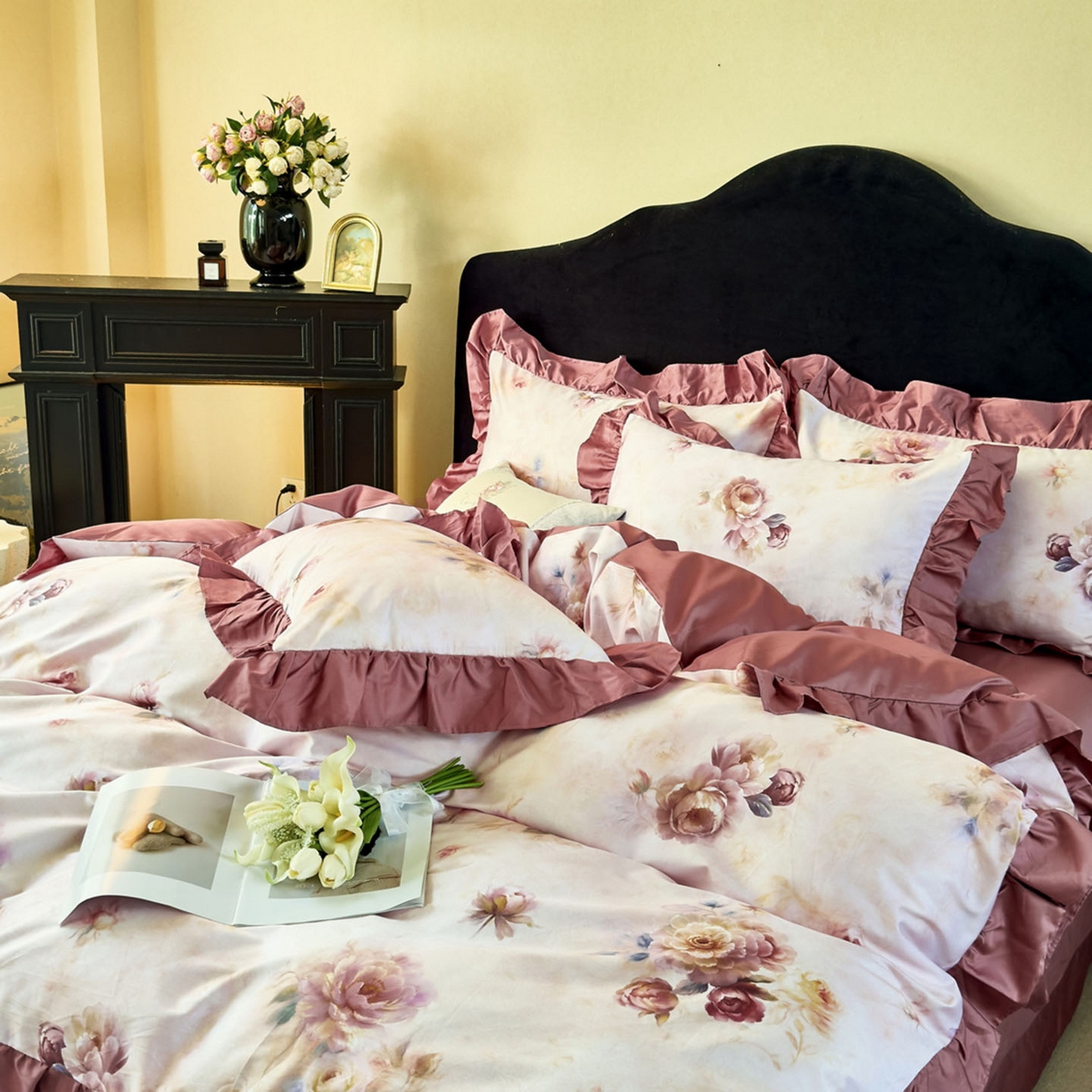 91家纺网 家纺一手货源 找家纺 由丽家纺 2025新款法式全棉贡缎花边款数码印花四件套（控价券后299起） 槿薇-红