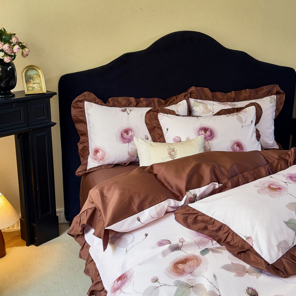 91家纺网 家纺一手货源 找家纺 由丽家纺 2025新款法式全棉贡缎花边款数码印花四件套（控价券后299起） 玛利戈德-红