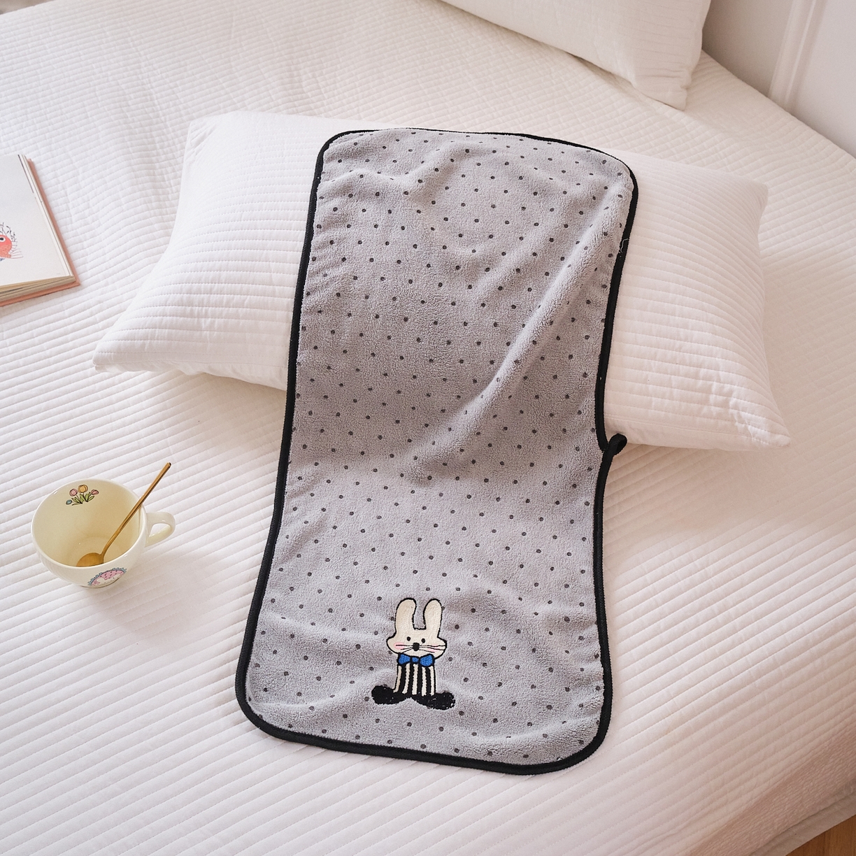 91家纺网 家纺一手货源 找家纺 沐瑟家纺 2025新款亲肤柔软珊瑚绒毛巾浴巾-点点动物系列 点点动物-可爱兔 35*75cm毛巾/条