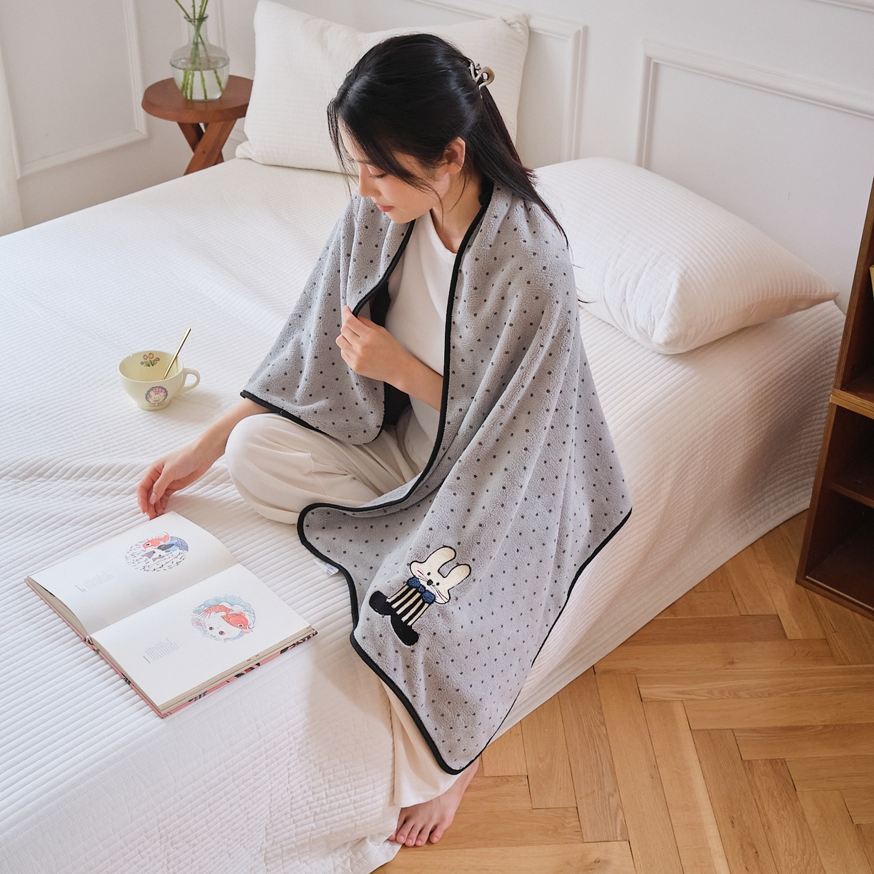 91家纺网 家纺一手货源 找家纺 沐瑟家纺 2025新款亲肤柔软珊瑚绒毛巾浴巾-点点动物系列 点点动物-可爱兔 35*75cm毛巾/条