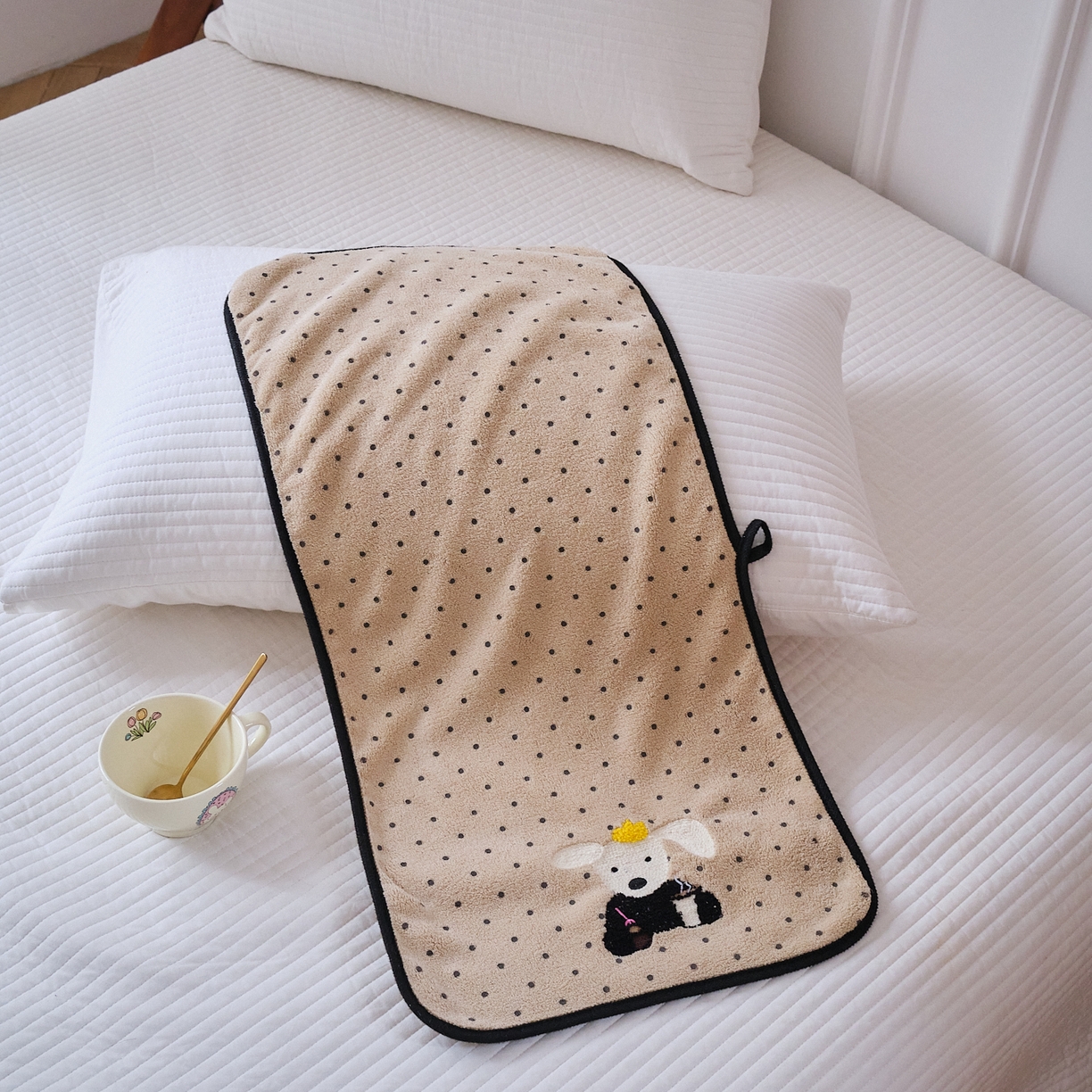 91家纺网 家纺一手货源 找家纺 沐瑟家纺 2025新款亲肤柔软珊瑚绒毛巾浴巾-点点动物系列 点点动物-咖啡狗 35*75cm毛巾/条