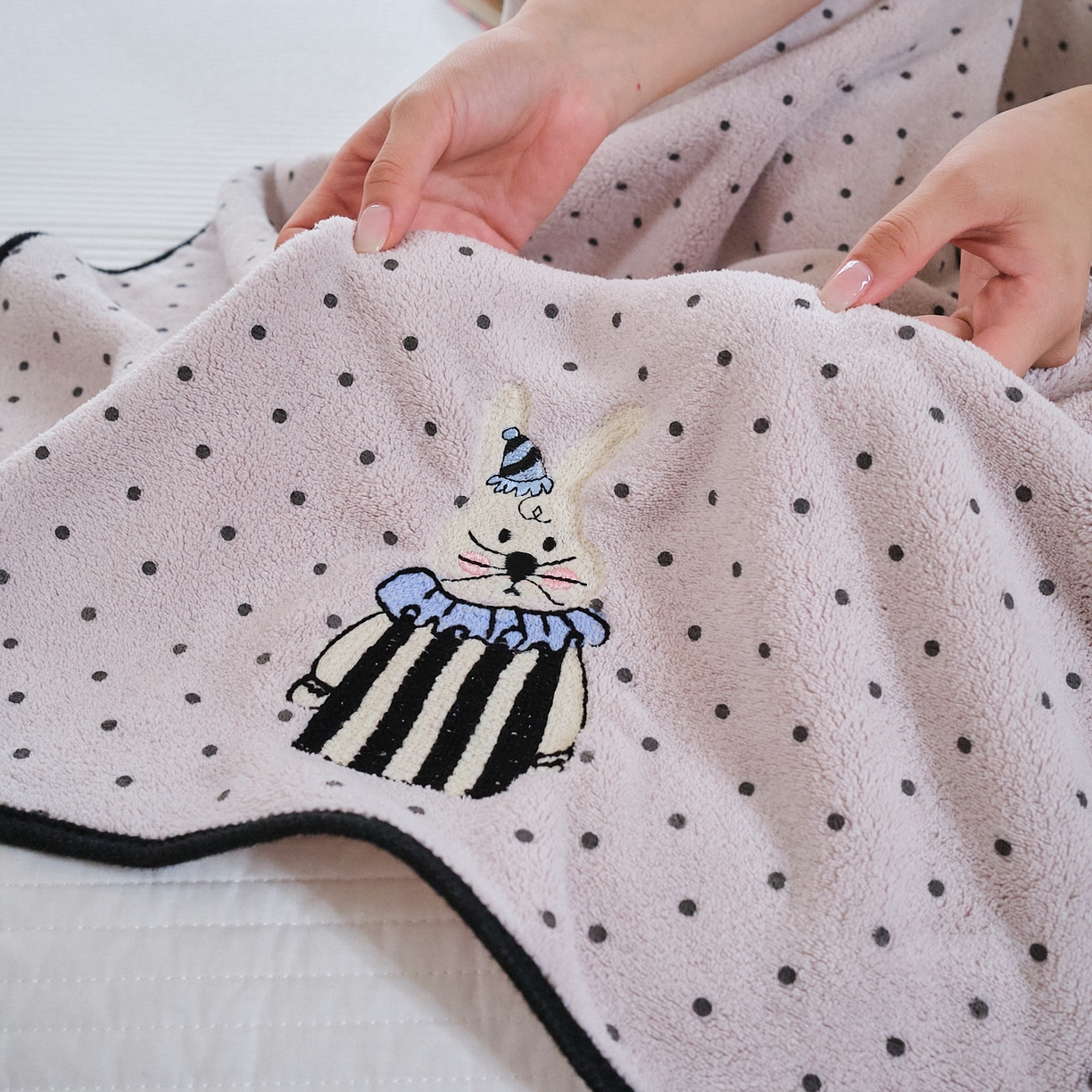 91家纺网 家纺一手货源 找家纺 沐瑟家纺 2025新款亲肤柔软珊瑚绒毛巾浴巾-点点动物系列 点点动物-粉红兔 35*75cm毛巾/条