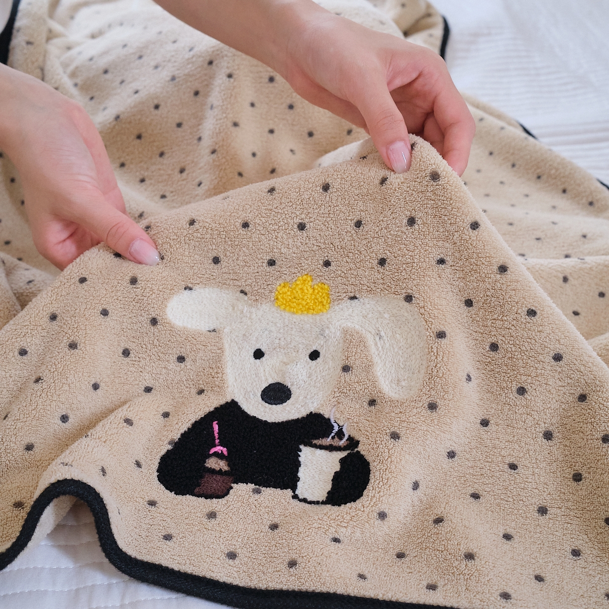 91家纺网 家纺一手货源 找家纺 沐瑟家纺 2025新款亲肤柔软珊瑚绒毛巾浴巾-点点动物系列 点点动物-咖啡狗 35*75cm毛巾/条