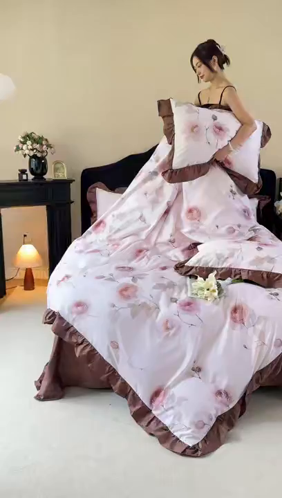 91家纺网 家纺一手货源 找家纺 由丽家纺 2025新款法式全棉贡缎花边款数码印花四件套（控价券后299起） 玛利戈德-红