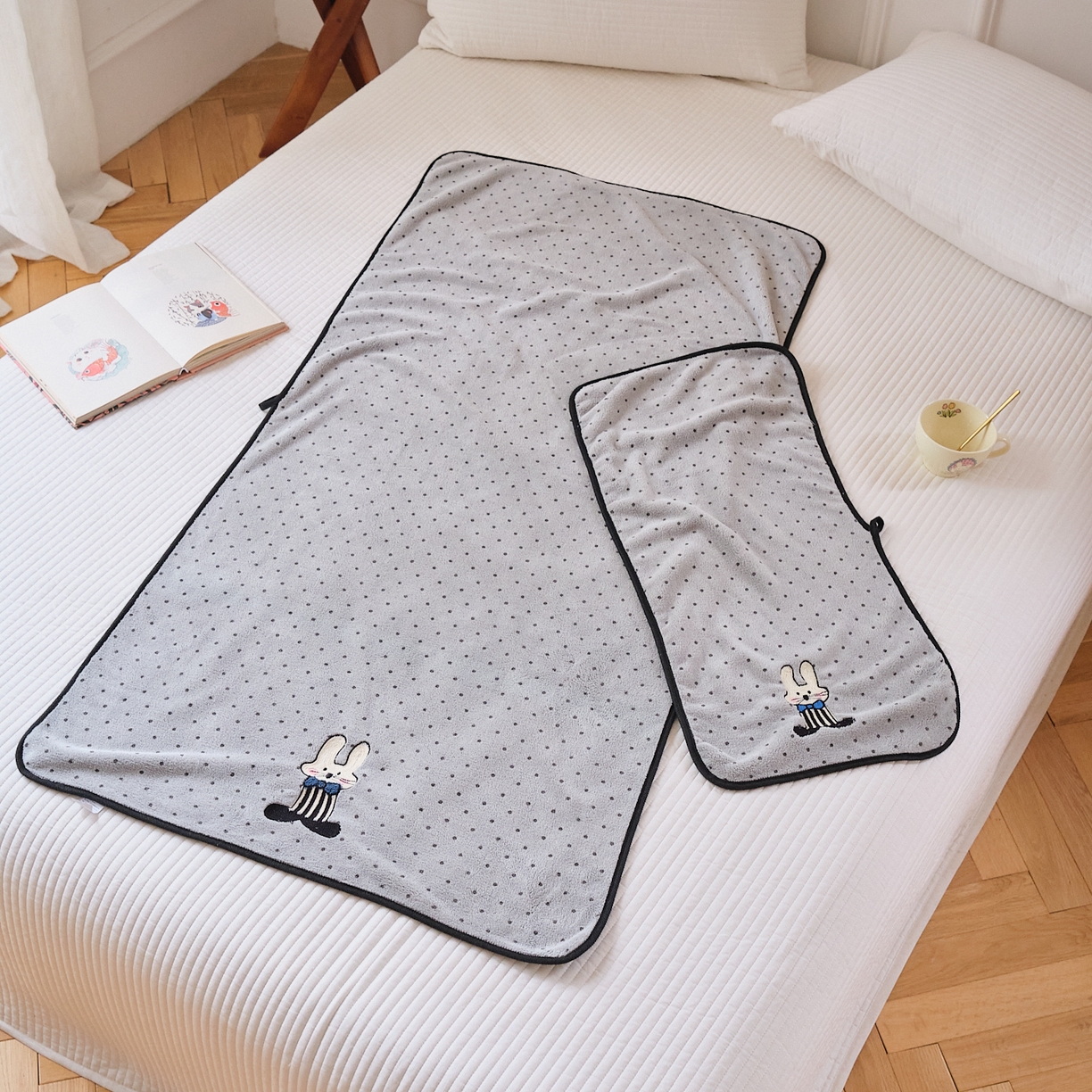 91家纺网 家纺一手货源 找家纺 沐瑟家纺 2025新款亲肤柔软珊瑚绒毛巾浴巾-点点动物系列 点点动物-可爱兔 70*140cm浴巾/条