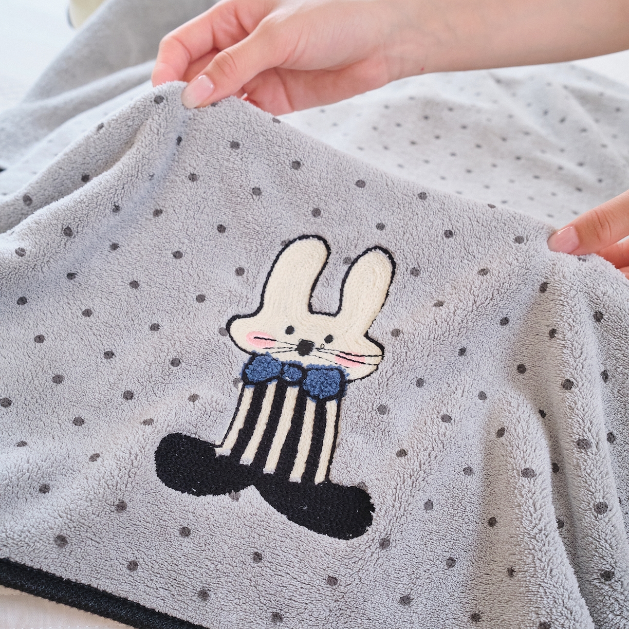 91家纺网 家纺一手货源 找家纺 沐瑟家纺 2025新款亲肤柔软珊瑚绒毛巾浴巾-点点动物系列 点点动物-可爱兔 35*75cm毛巾/条