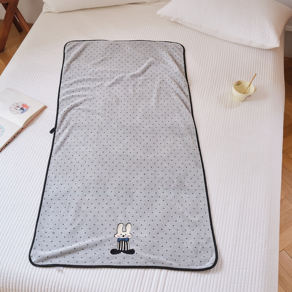 91家纺网 家纺一手货源 找家纺 沐瑟家纺 2025新款亲肤柔软珊瑚绒毛巾浴巾-点点动物系列 点点动物-可爱兔 70*140cm浴巾/条