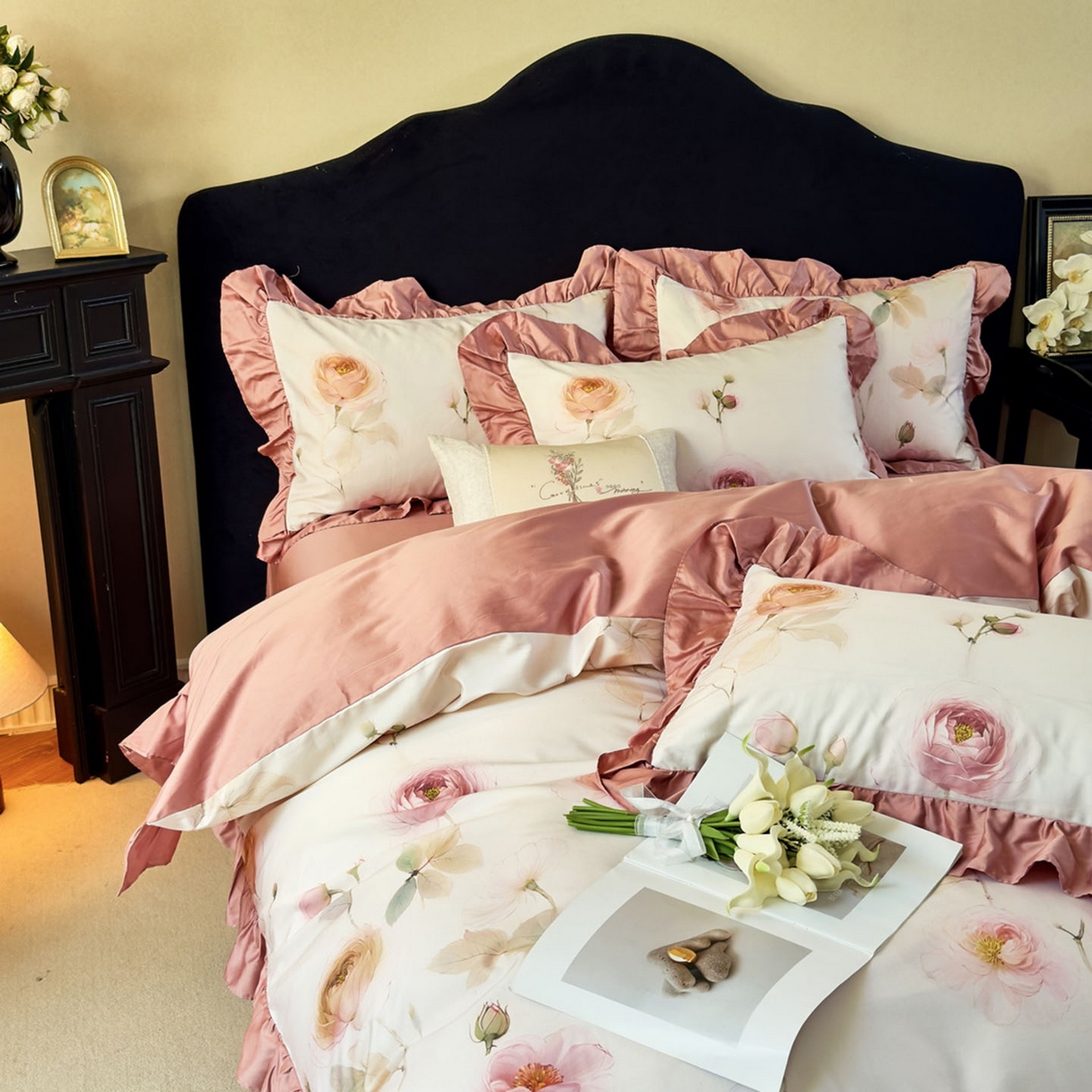 91家纺网 家纺一手货源 找家纺 由丽家纺 2025新款法式全棉贡缎花边款数码印花四件套（控价券后299起） 玛利戈德-米