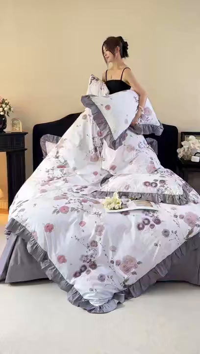 91家纺网 家纺一手货源 找家纺 由丽家纺 2025新款法式全棉贡缎花边款数码印花四件套（控价券后299起） 疏棠-紫