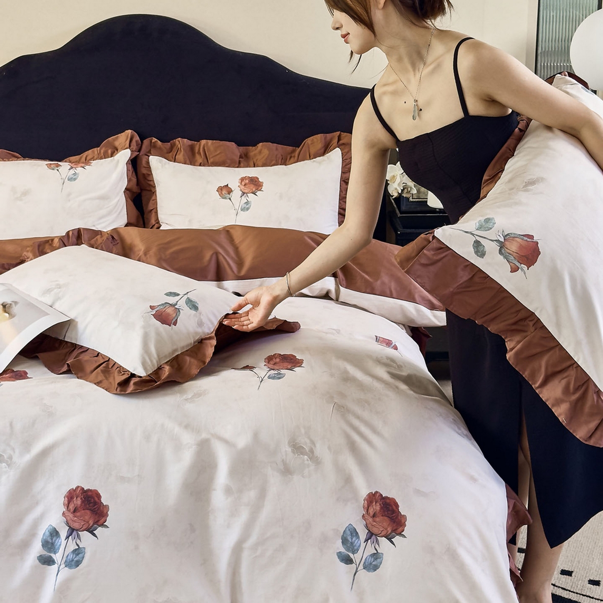 91家纺网 家纺一手货源 找家纺 由丽家纺 2025新款法式全棉贡缎花边款数码印花四件套（控价券后299起） 晚笙-米