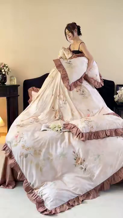 91家纺网 家纺一手货源 找家纺 由丽家纺 2025新款法式全棉贡缎花边款数码印花四件套（控价券后299起） 希贝尔