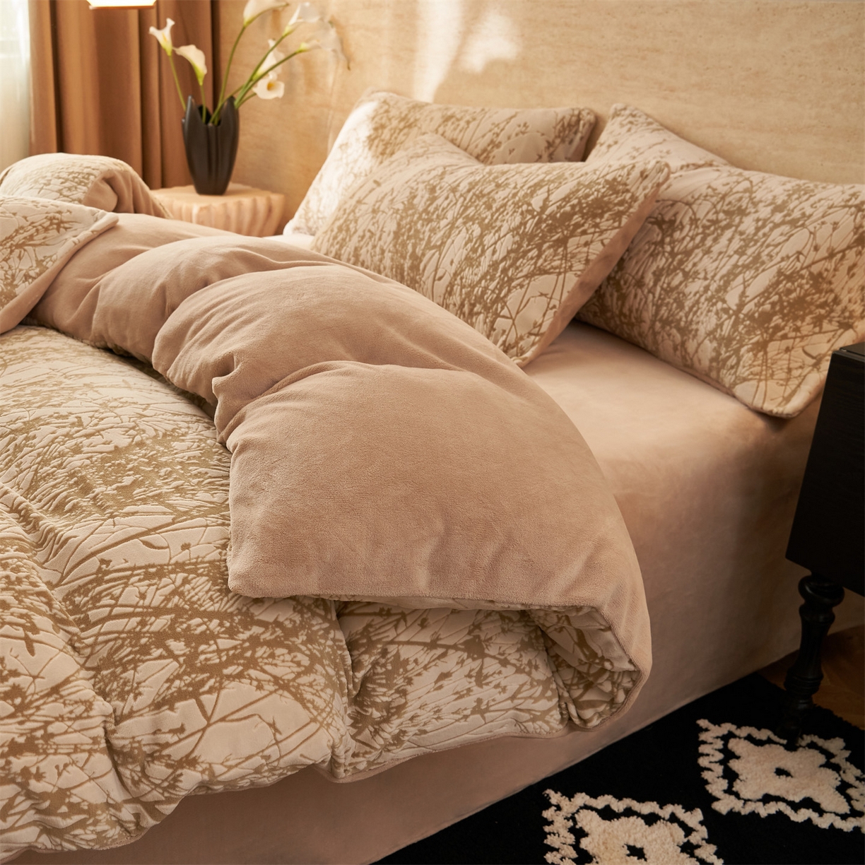 91家纺网 家纺一手货源 找家纺 金鹰 2025新款雕花烂花牛奶绒四件套 爱丽丝