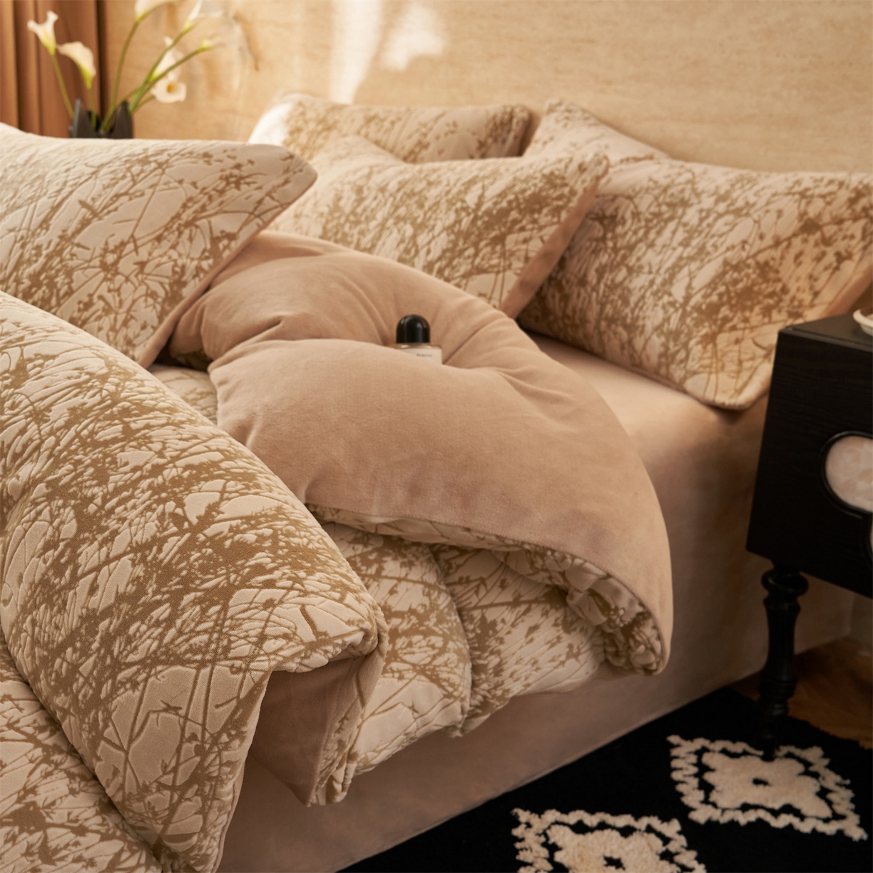 91家纺网 家纺一手货源 找家纺 金鹰 2025新款雕花烂花牛奶绒四件套 爱丽丝