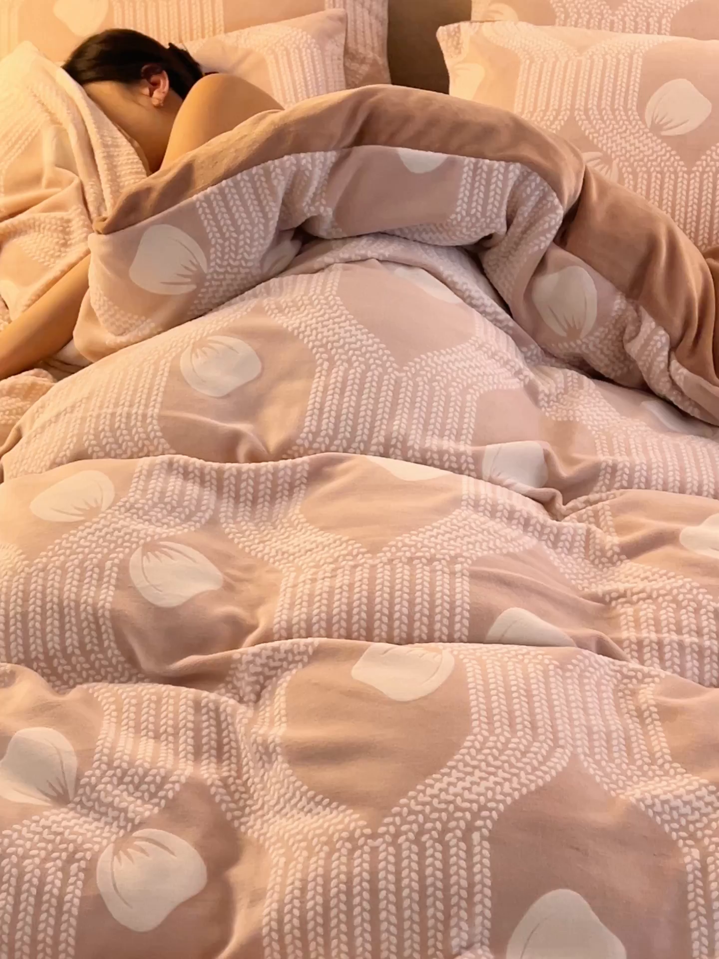 91家纺网 家纺一手货源 找家纺 金鹰 2025新款雕花烂花牛奶绒四件套 蝴蝶结