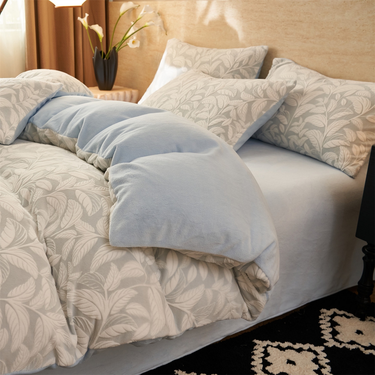 91家纺网 家纺一手货源 找家纺 金鹰 2025新款雕花烂花牛奶绒四件套 花朝梦