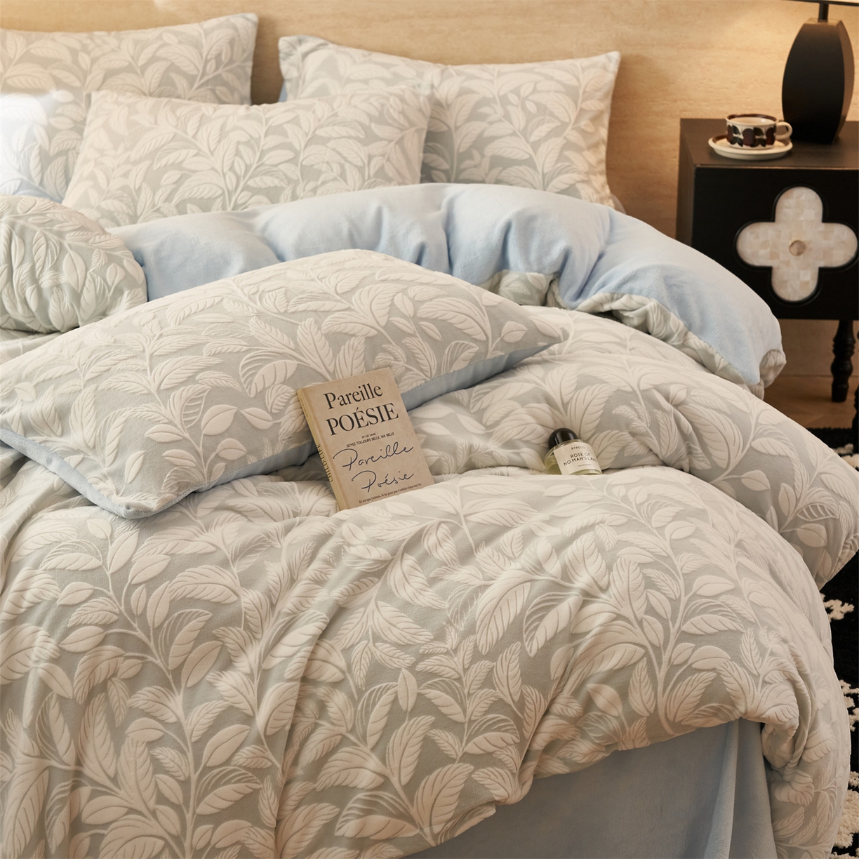 91家纺网 家纺一手货源 找家纺 金鹰 2025新款雕花烂花牛奶绒四件套 花朝梦