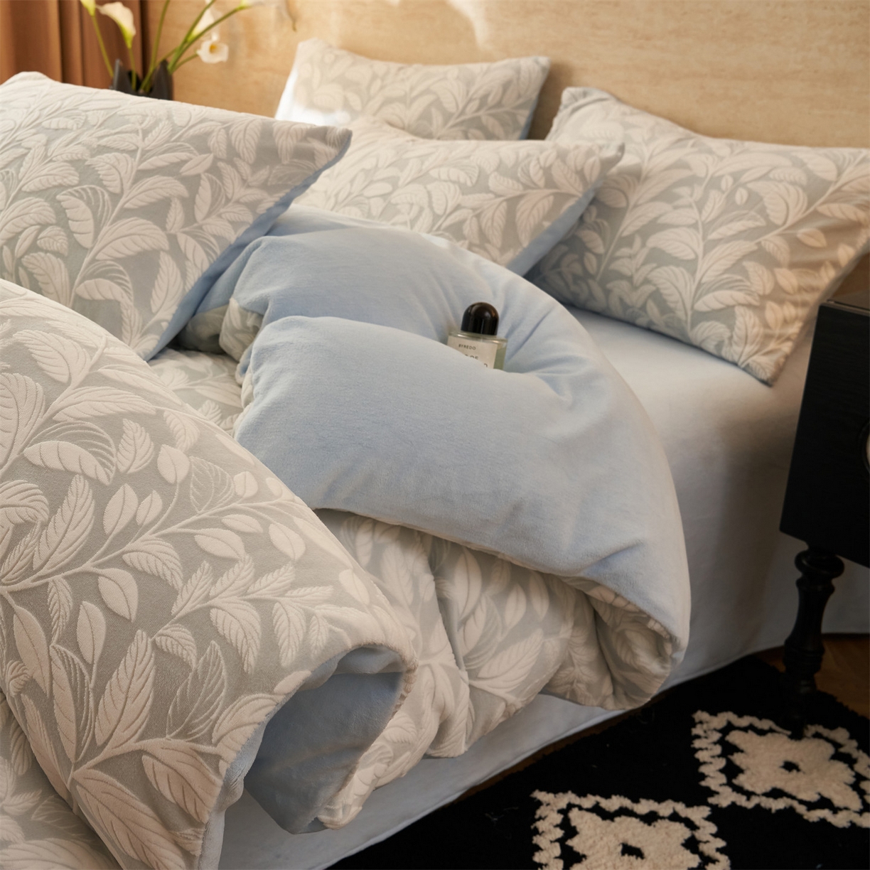 91家纺网 家纺一手货源 找家纺 金鹰 2025新款雕花烂花牛奶绒四件套 花朝梦