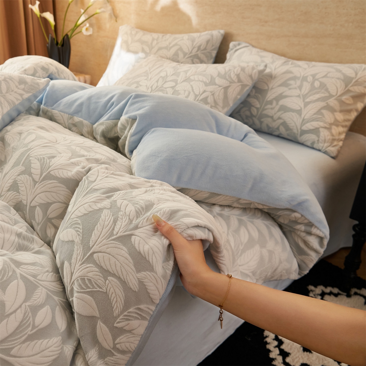 91家纺网 家纺一手货源 找家纺 金鹰 2025新款雕花烂花牛奶绒四件套 花朝梦