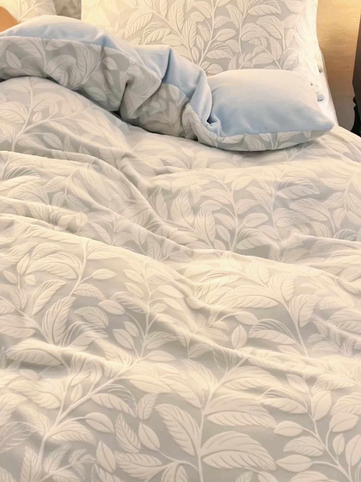 91家纺网 家纺一手货源 找家纺 金鹰 2025新款雕花烂花牛奶绒四件套 花朝梦