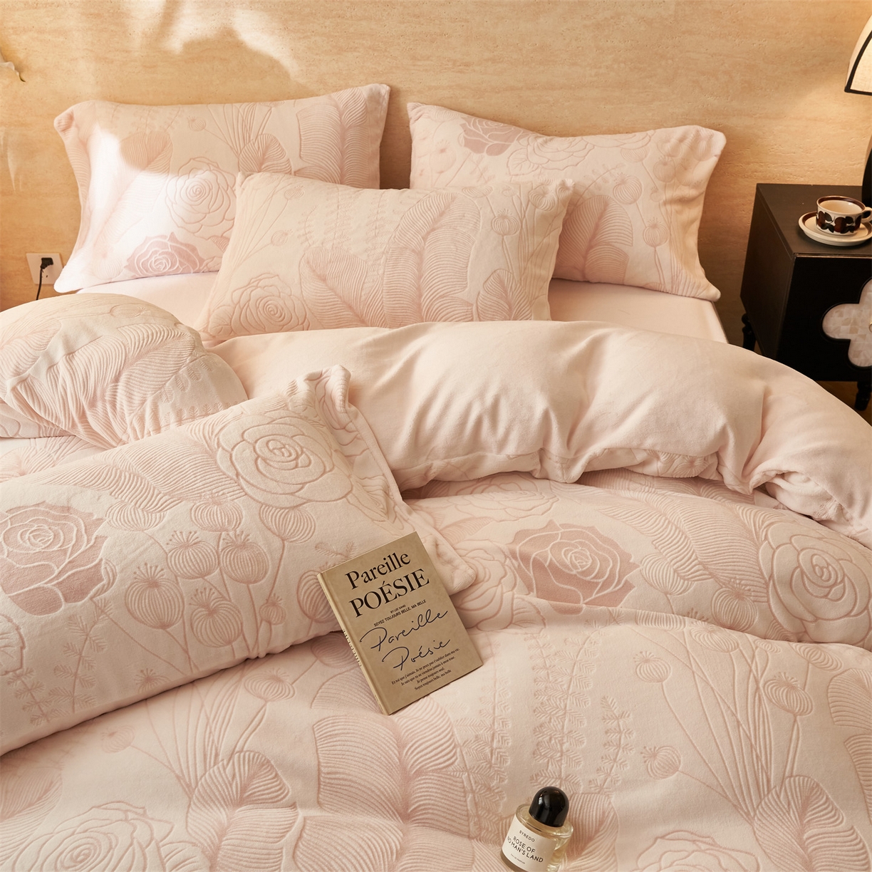 91家纺网 家纺一手货源 找家纺 金鹰 2025新款雕花烂花牛奶绒四件套 浪漫人生