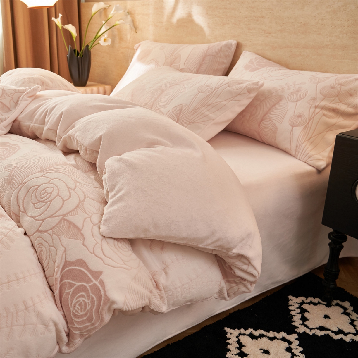 91家纺网 家纺一手货源 找家纺 金鹰 2025新款雕花烂花牛奶绒四件套 浪漫人生