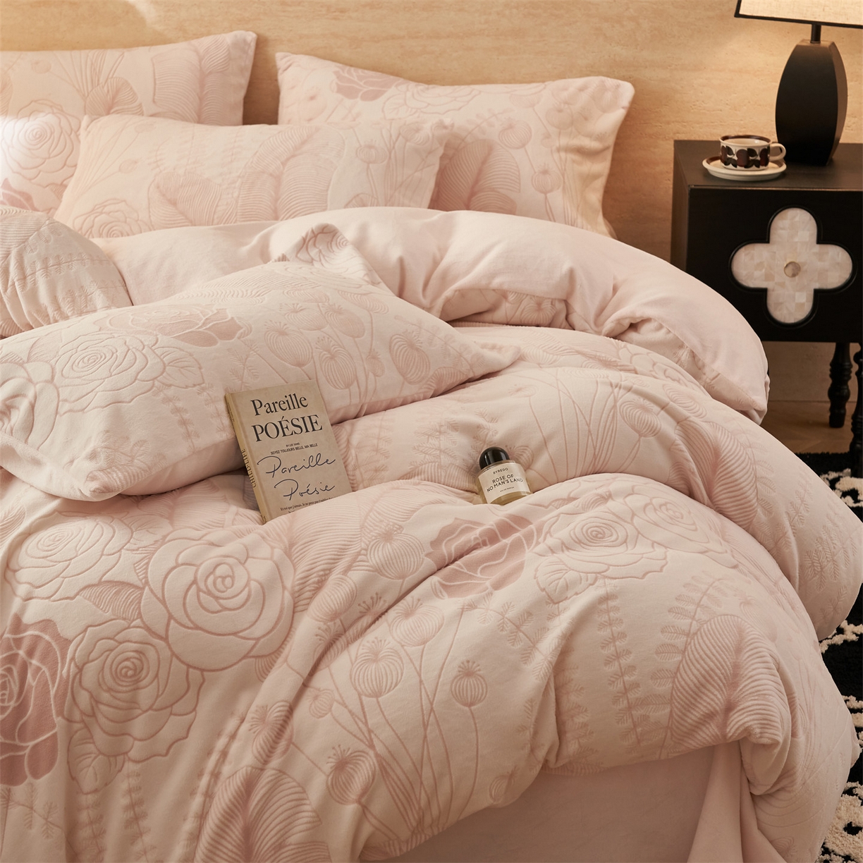 91家纺网 家纺一手货源 找家纺 金鹰 2025新款雕花烂花牛奶绒四件套 浪漫人生