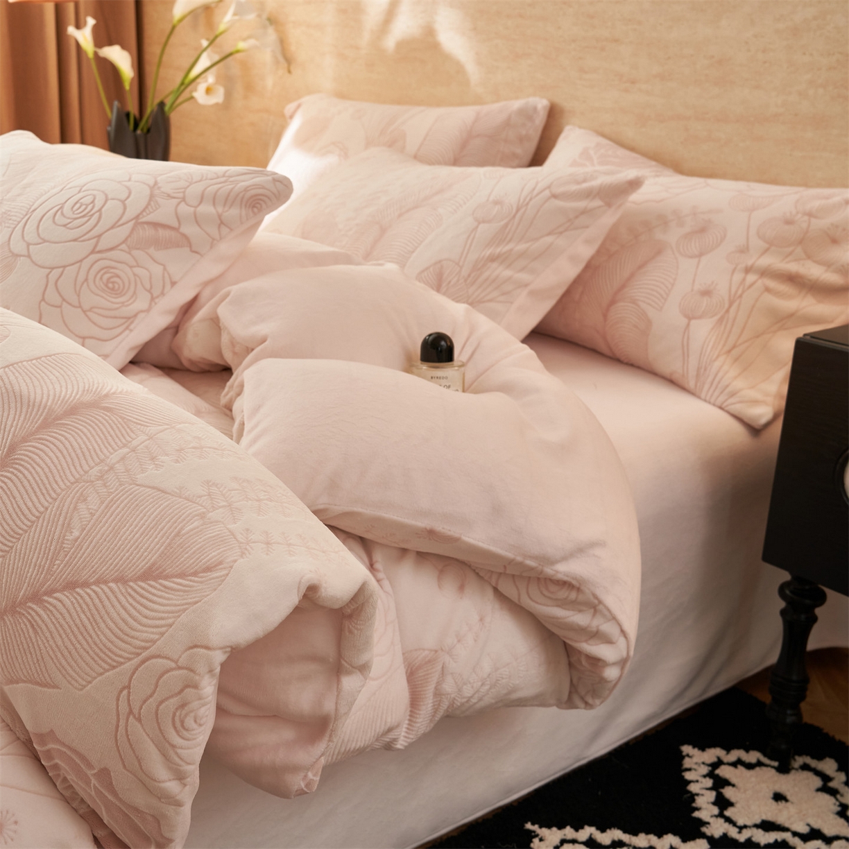 91家纺网 家纺一手货源 找家纺 金鹰 2025新款雕花烂花牛奶绒四件套 浪漫人生