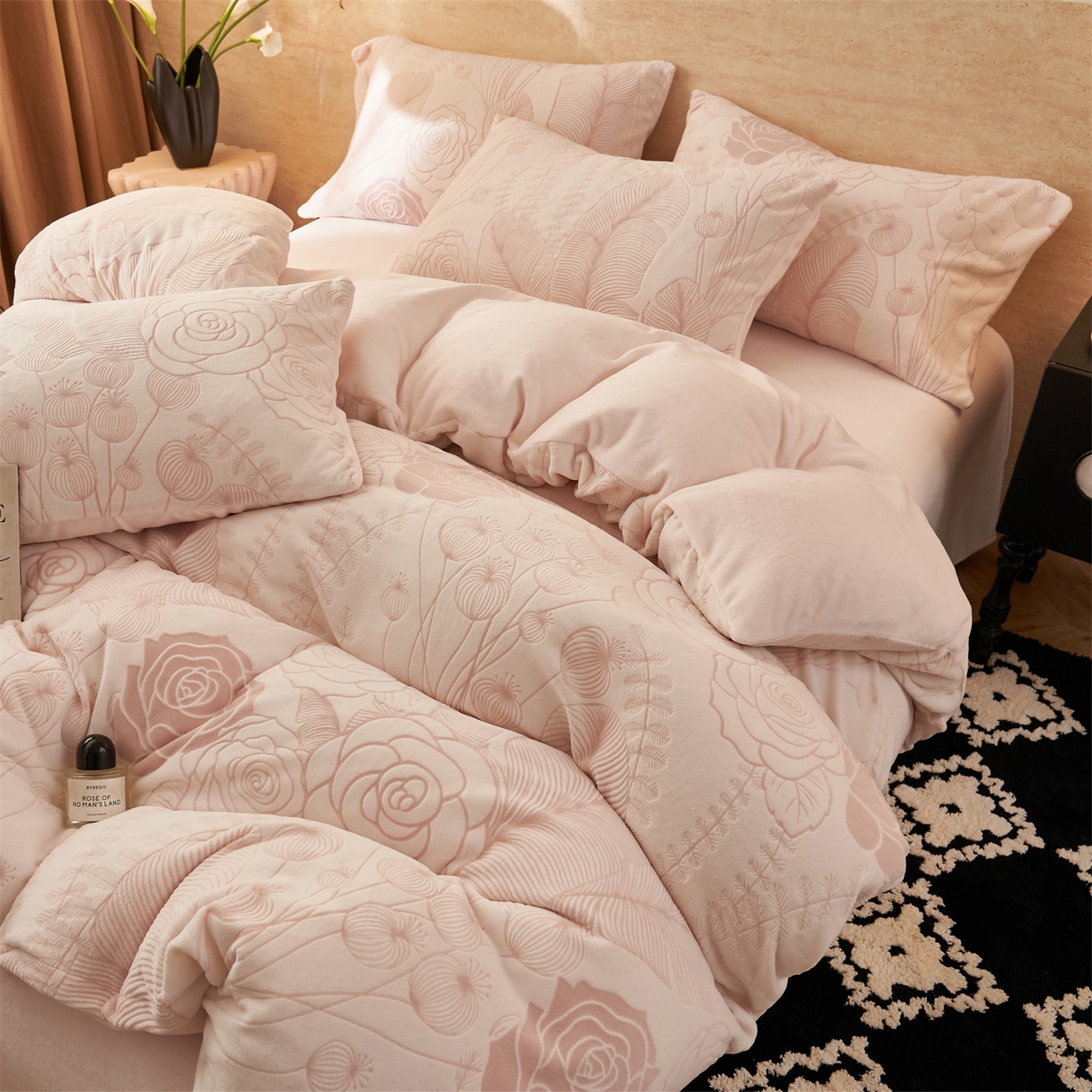 91家纺网 家纺一手货源 找家纺 金鹰 2025新款雕花烂花牛奶绒四件套 浪漫人生