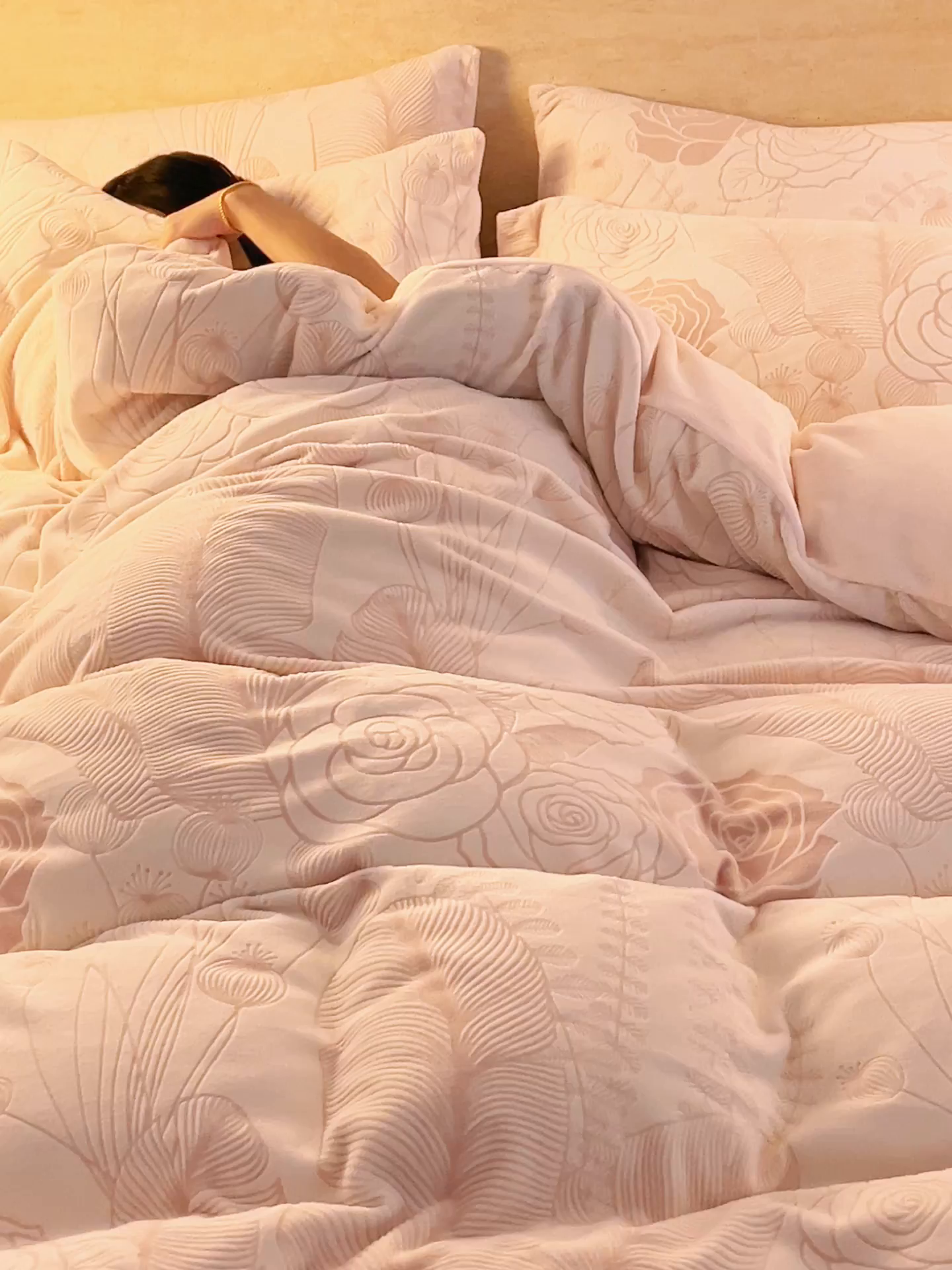 91家纺网 家纺一手货源 找家纺 金鹰 2025新款雕花烂花牛奶绒四件套 浪漫人生