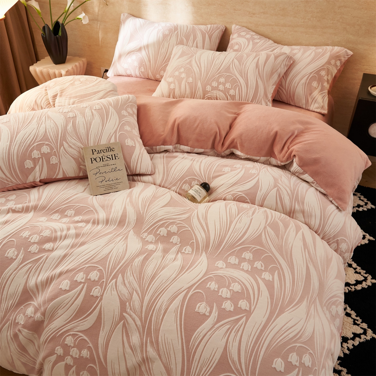 91家纺网 家纺一手货源 找家纺 金鹰 2025新款雕花烂花牛奶绒四件套 流年花束