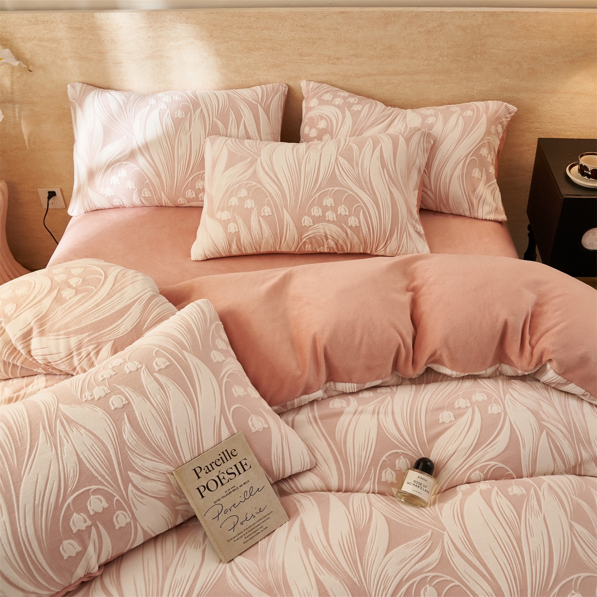 91家纺网 家纺一手货源 找家纺 金鹰 2025新款雕花烂花牛奶绒四件套 流年花束