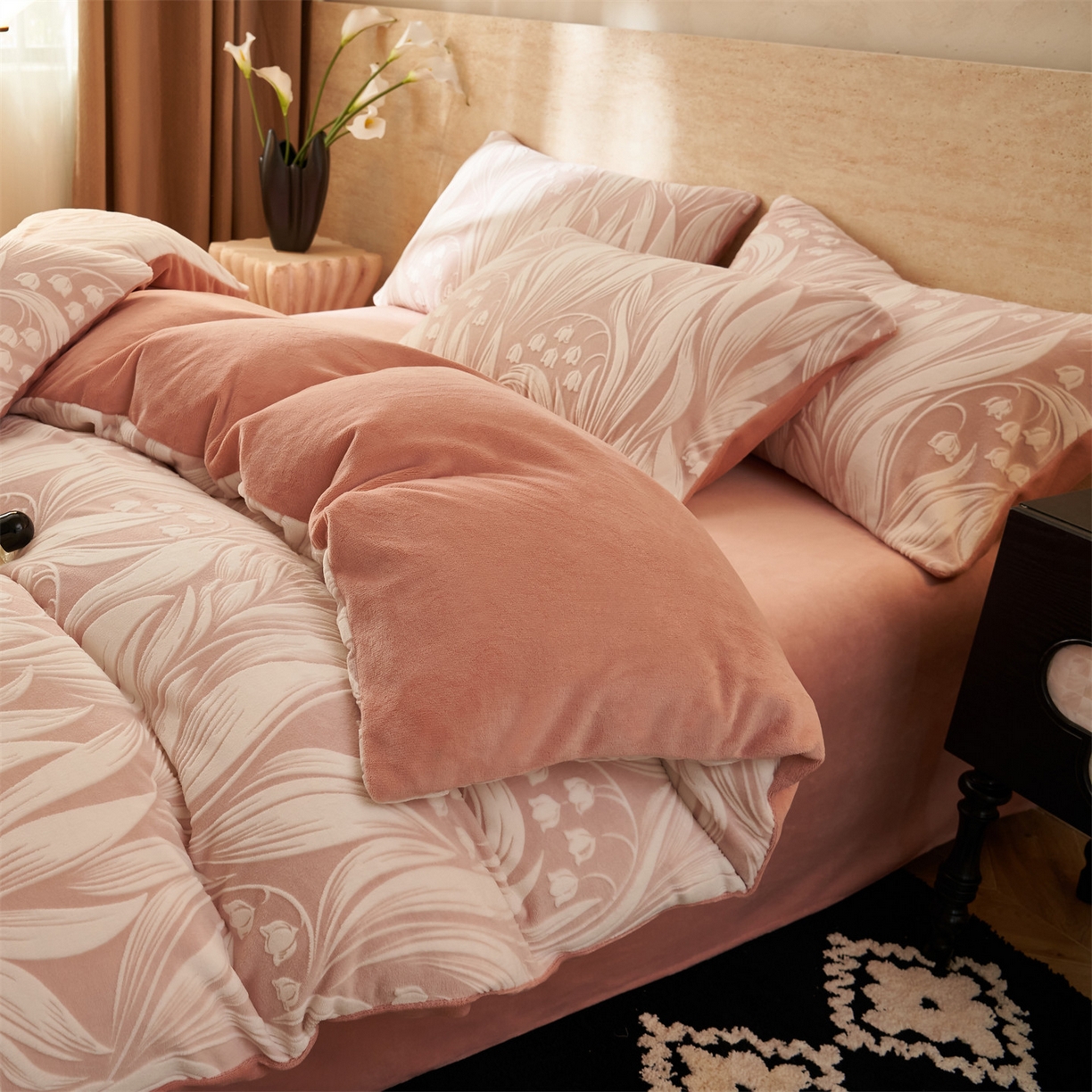 91家纺网 家纺一手货源 找家纺 金鹰 2025新款雕花烂花牛奶绒四件套 流年花束