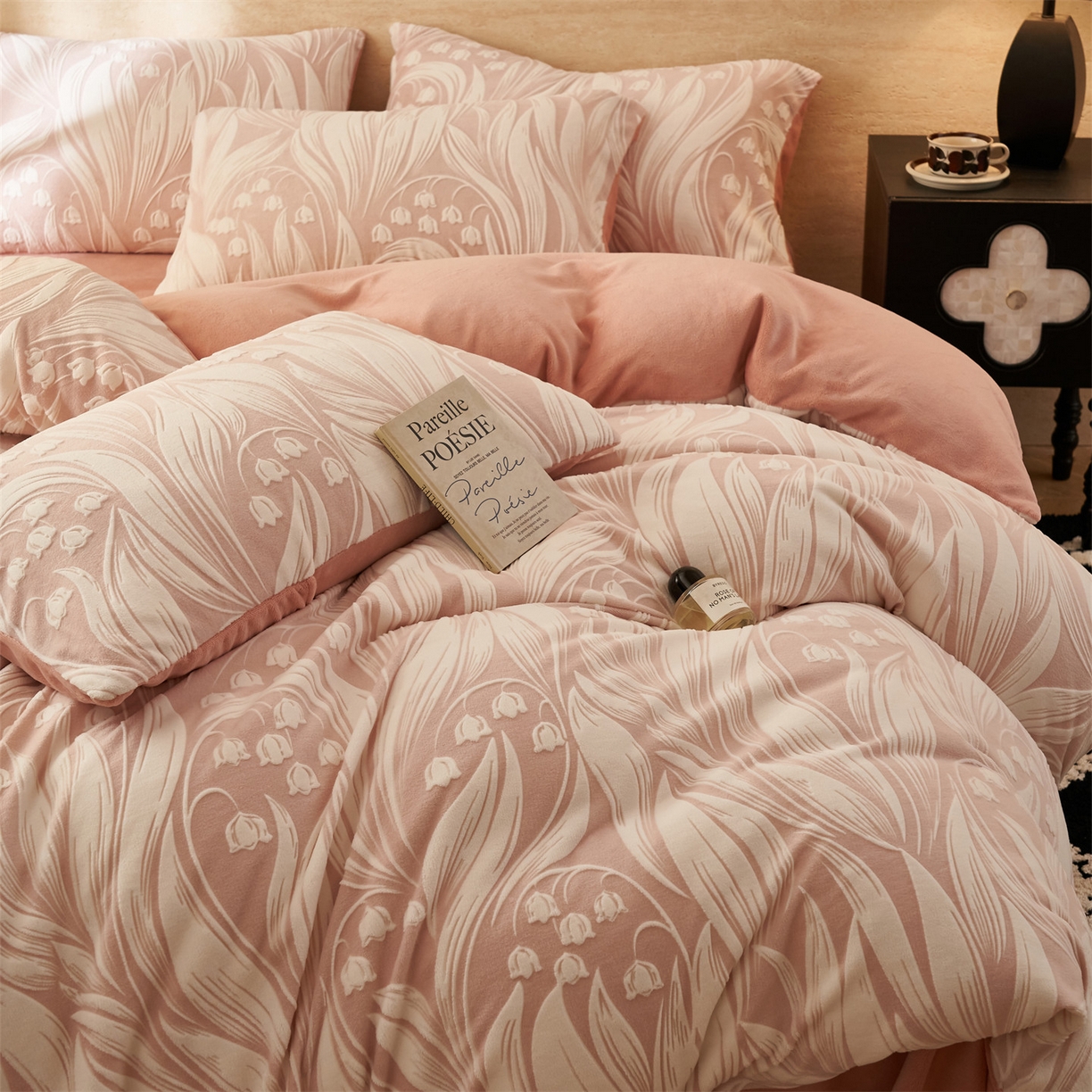 91家纺网 家纺一手货源 找家纺 金鹰 2025新款雕花烂花牛奶绒四件套 流年花束