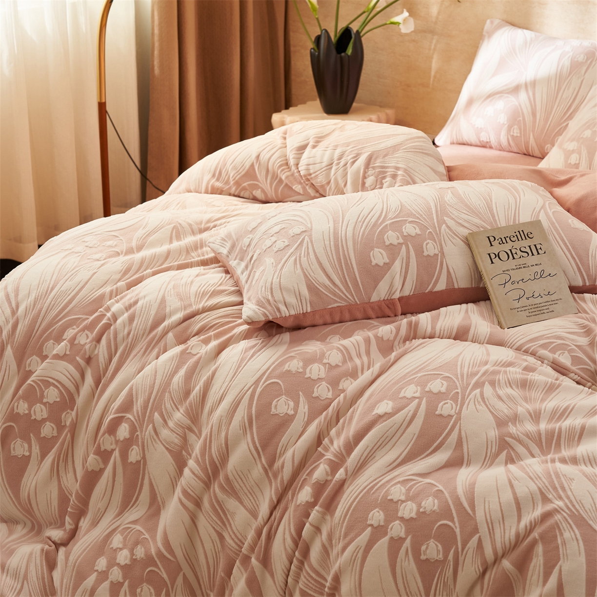 91家纺网 家纺一手货源 找家纺 金鹰 2025新款雕花烂花牛奶绒四件套 流年花束