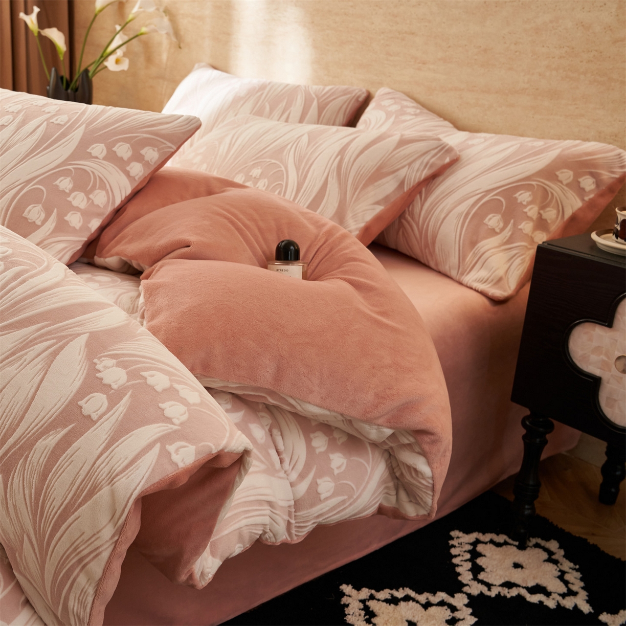 91家纺网 家纺一手货源 找家纺 金鹰 2025新款雕花烂花牛奶绒四件套 流年花束