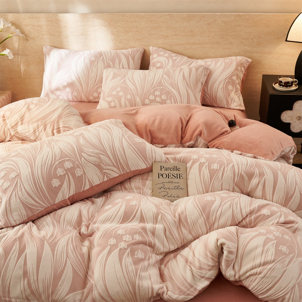 91家纺网 家纺一手货源 找家纺 金鹰 2025新款雕花烂花牛奶绒四件套 流年花束