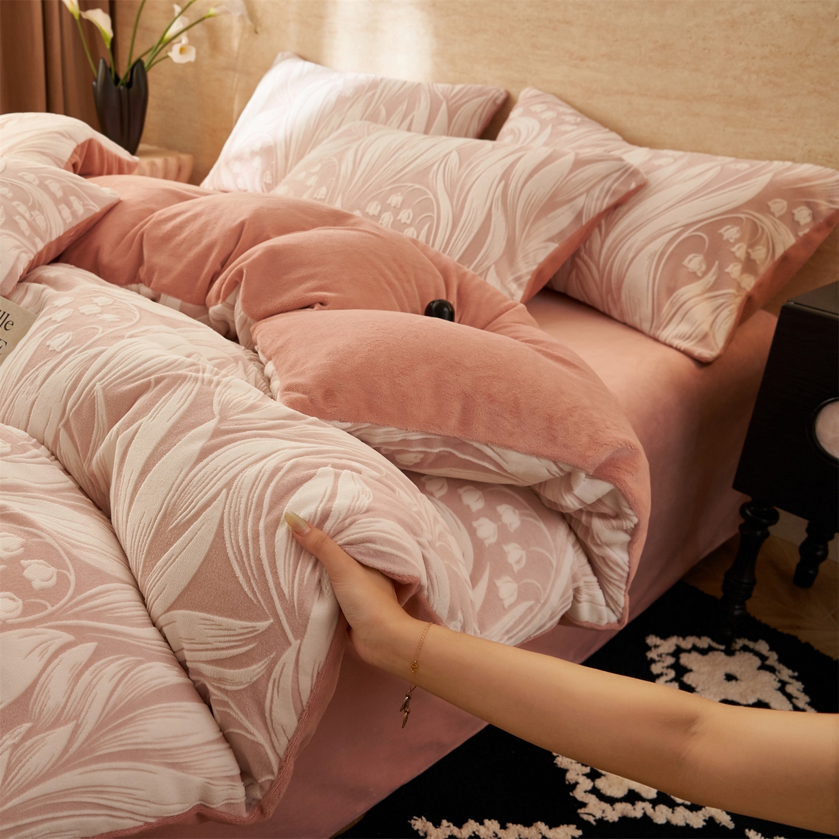 91家纺网 家纺一手货源 找家纺 金鹰 2025新款雕花烂花牛奶绒四件套 流年花束