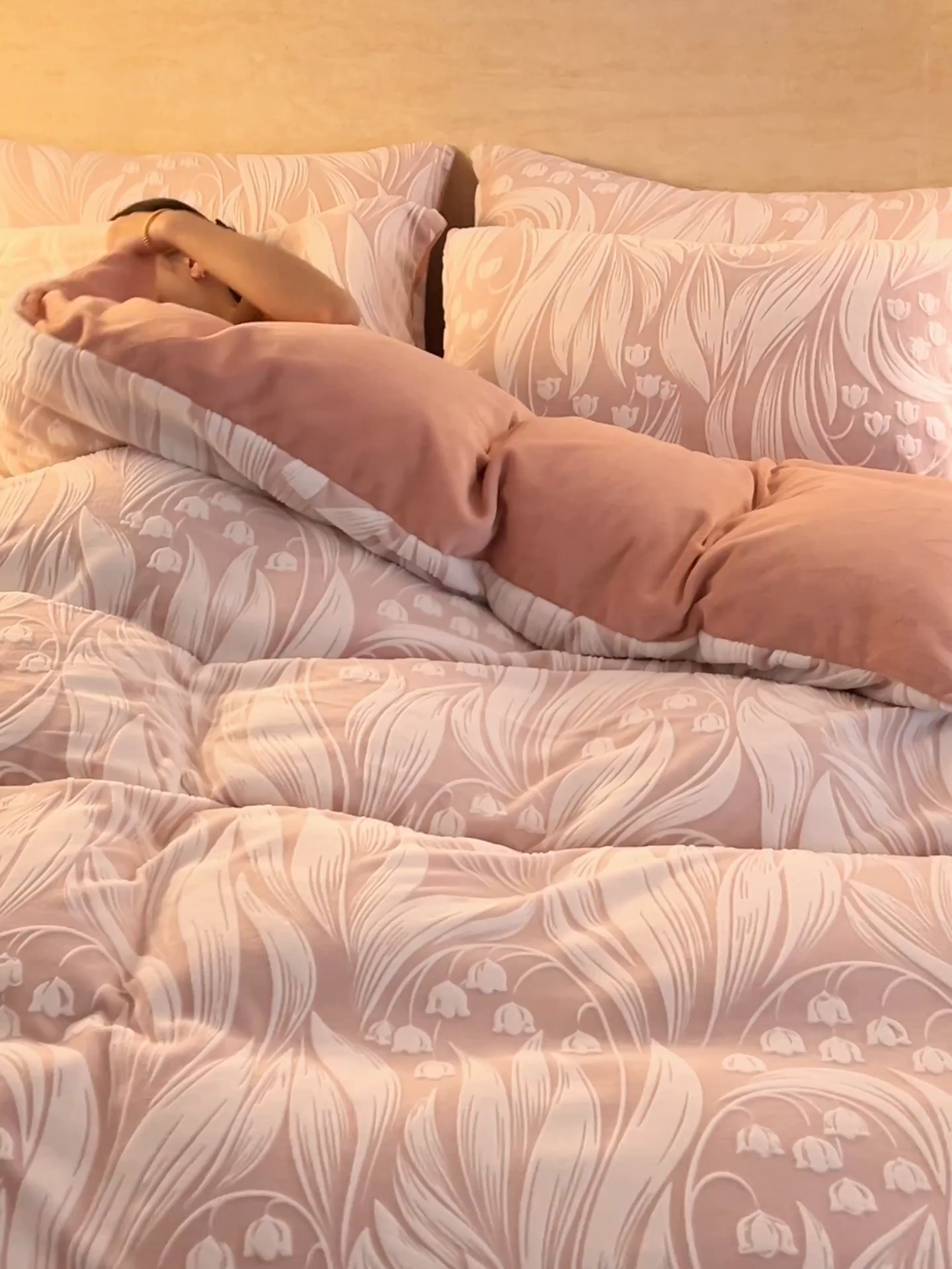 91家纺网 家纺一手货源 找家纺 金鹰 2025新款雕花烂花牛奶绒四件套 流年花束