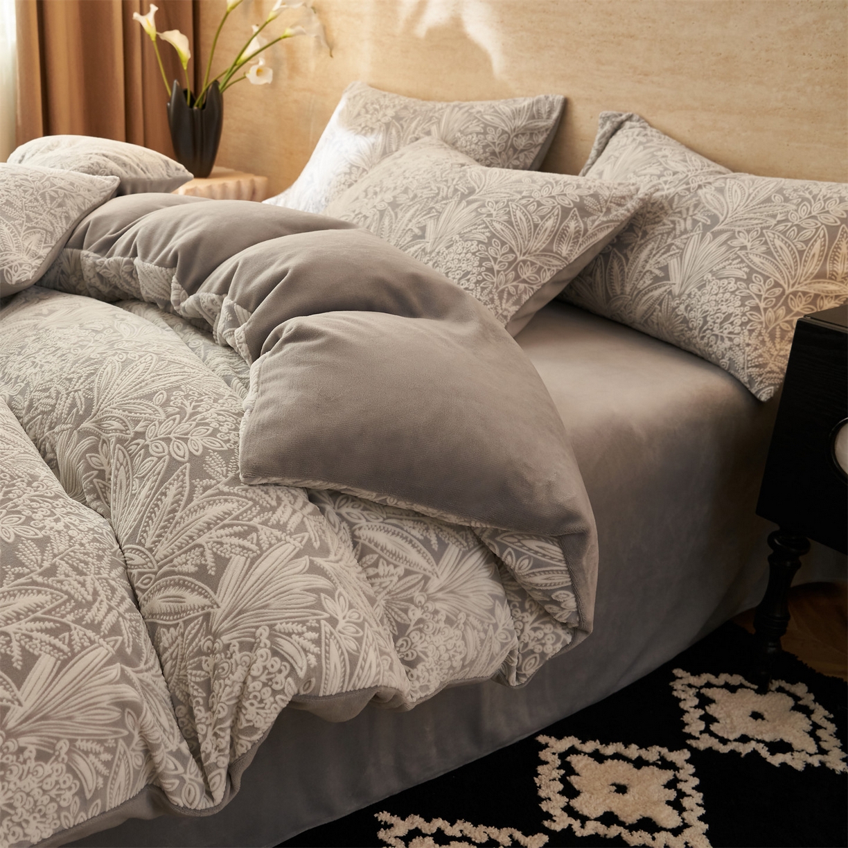 91家纺网 家纺一手货源 找家纺 金鹰 2025新款雕花烂花牛奶绒四件套 绿野仙踪-灰