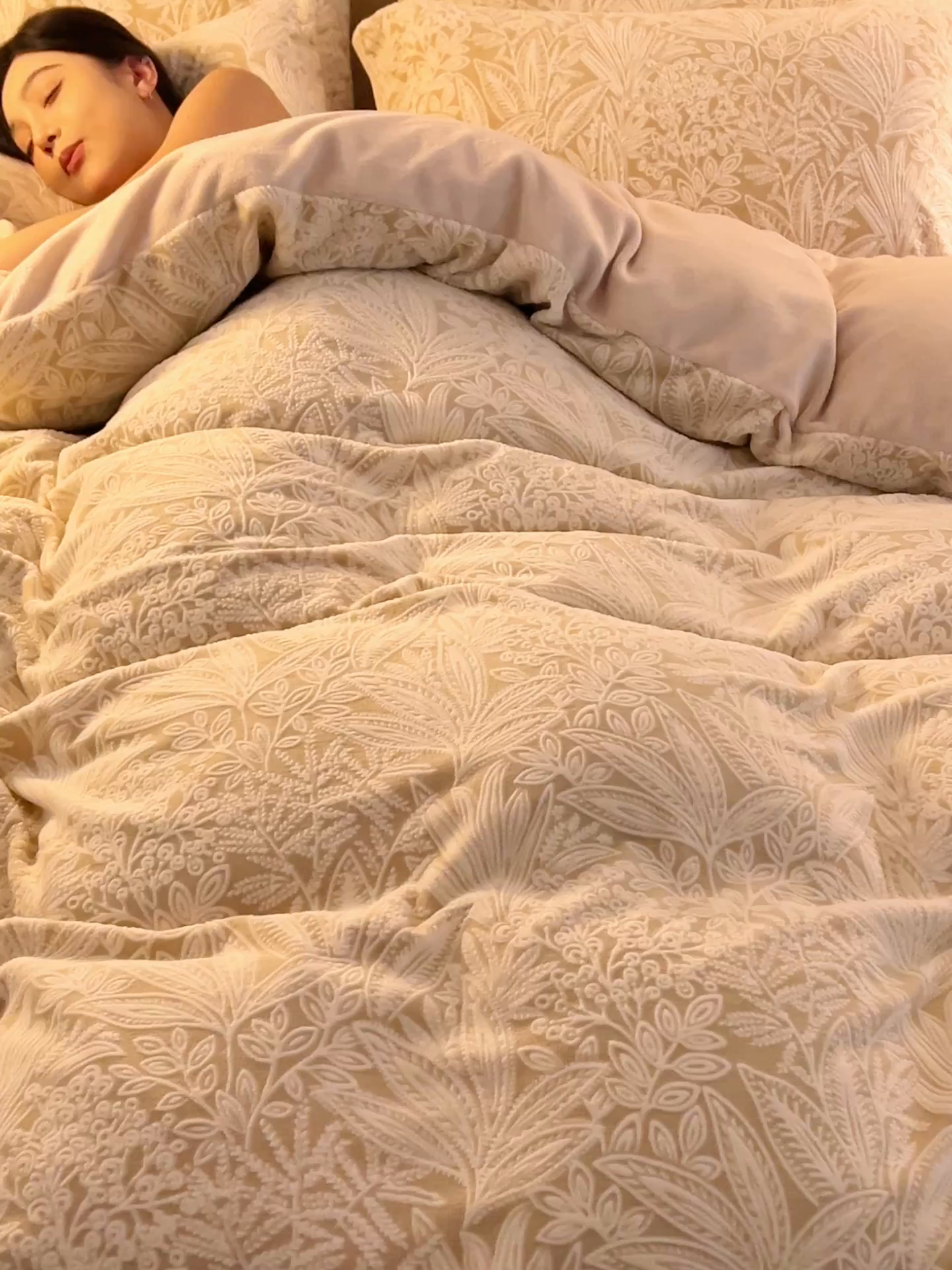 91家纺网 家纺一手货源 找家纺 金鹰 2025新款雕花烂花牛奶绒四件套 绿野仙踪-驼