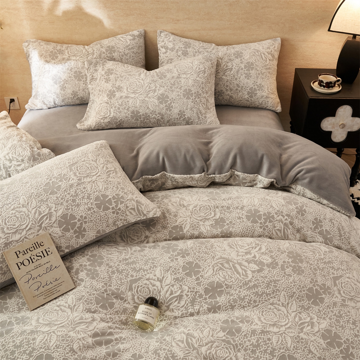 91家纺网 家纺一手货源 找家纺 金鹰 2025新款雕花烂花牛奶绒四件套 玫瑰恋情