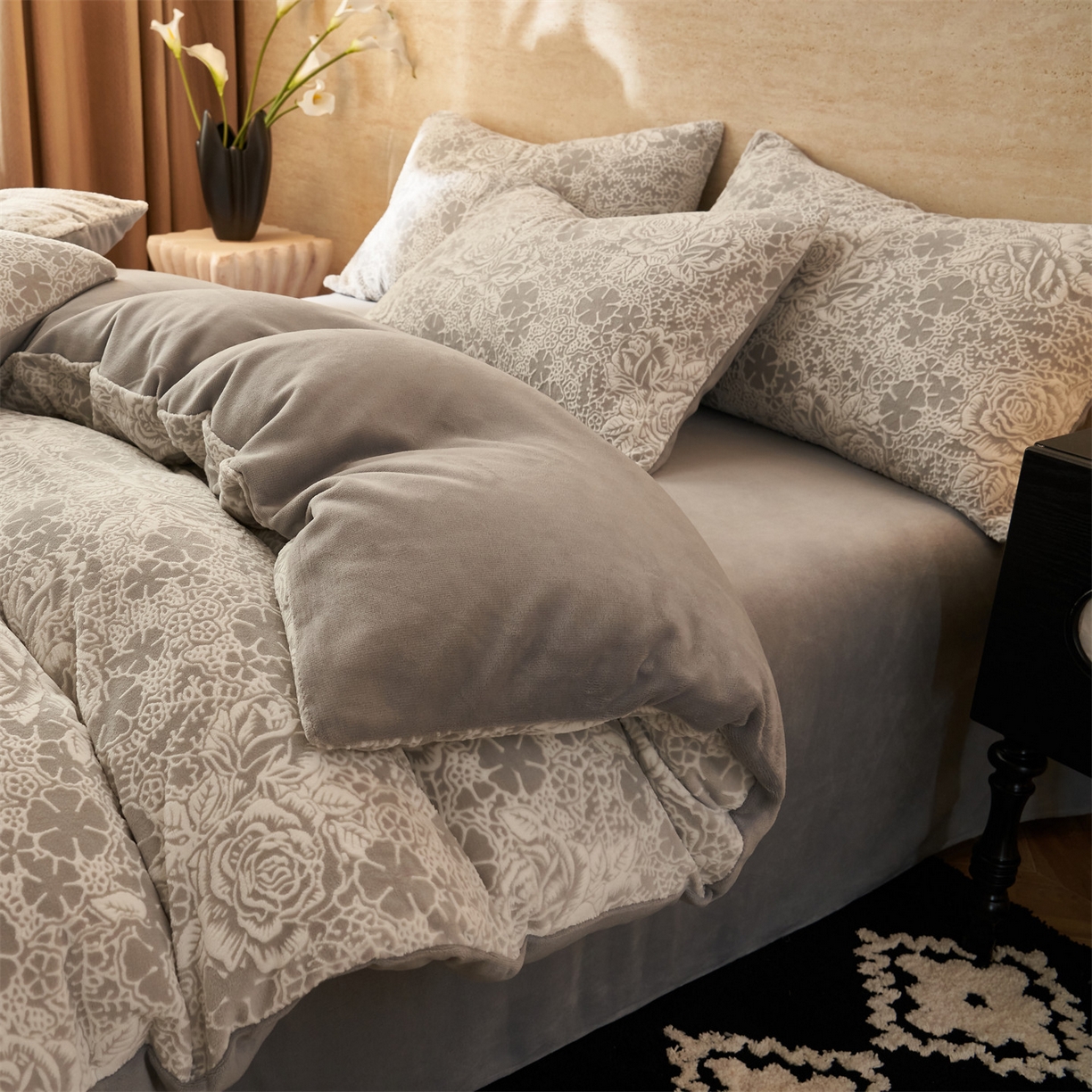 91家纺网 家纺一手货源 找家纺 金鹰 2025新款雕花烂花牛奶绒四件套 玫瑰恋情