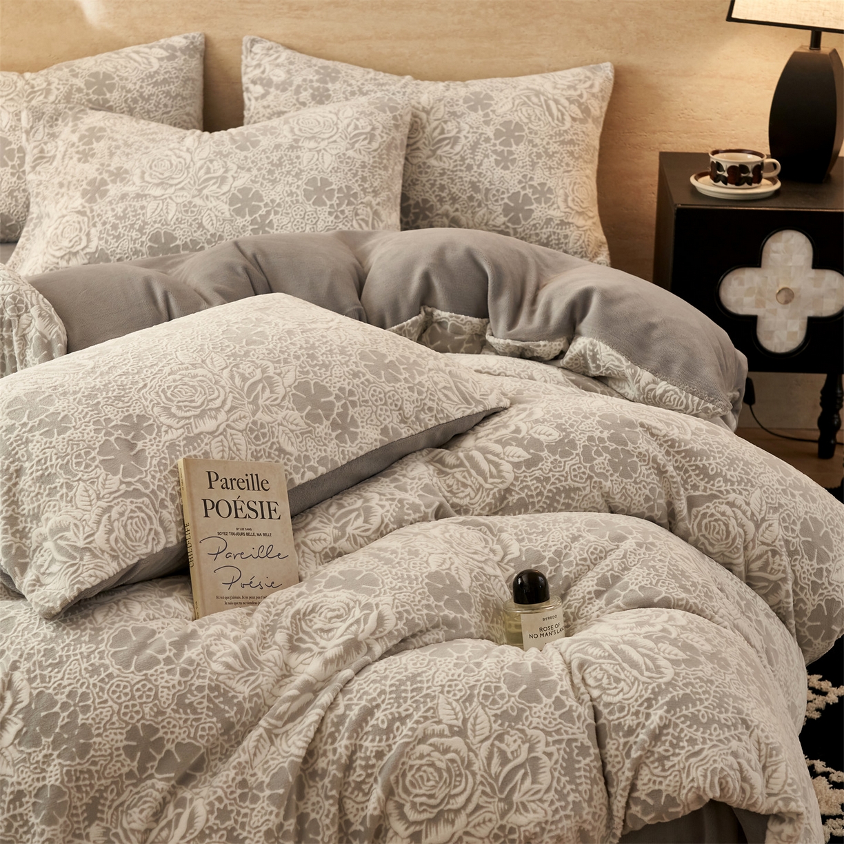 91家纺网 家纺一手货源 找家纺 金鹰 2025新款雕花烂花牛奶绒四件套 玫瑰恋情