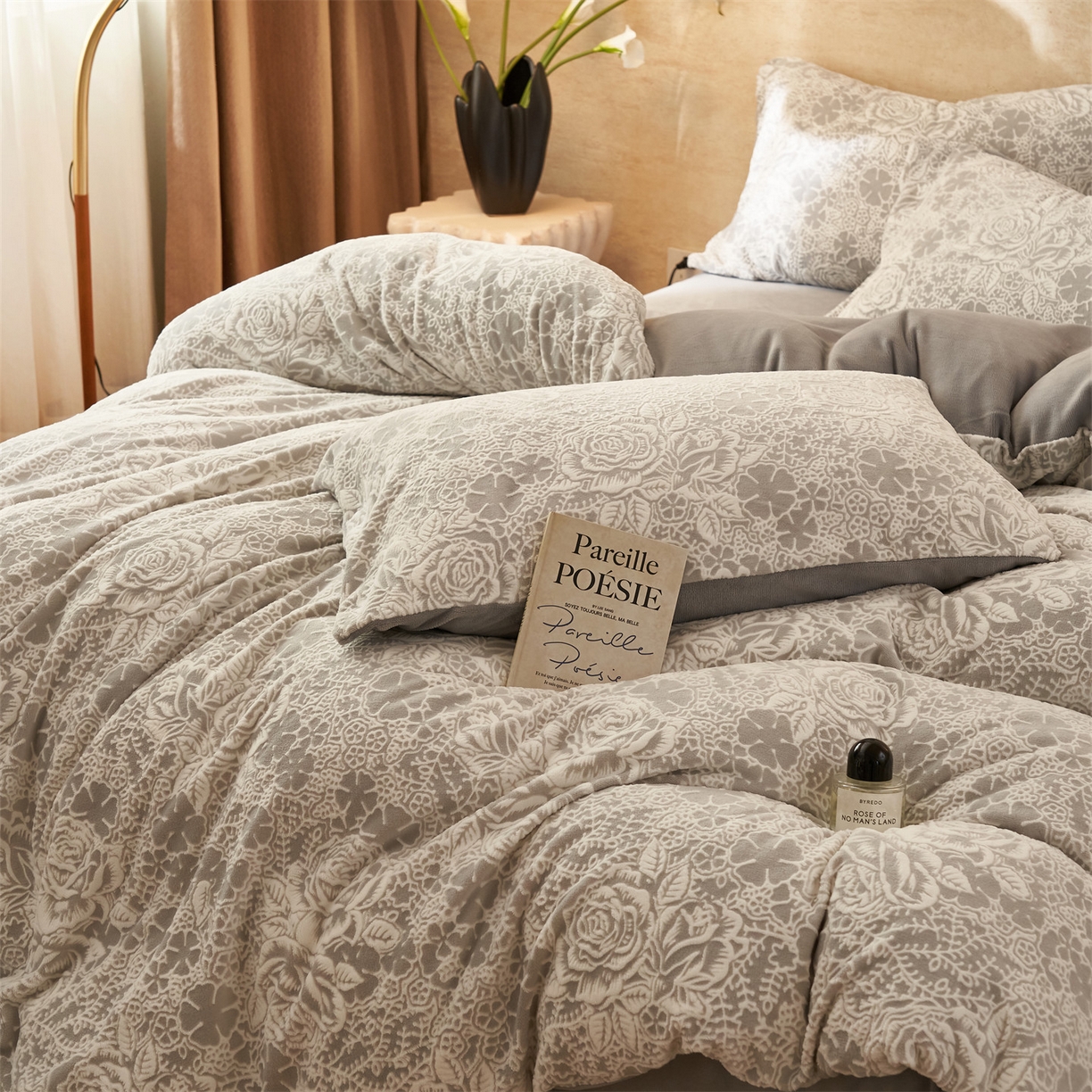 91家纺网 家纺一手货源 找家纺 金鹰 2025新款雕花烂花牛奶绒四件套 玫瑰恋情